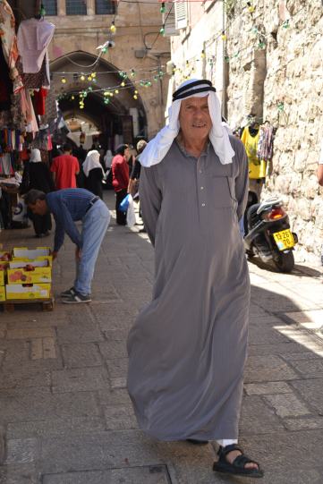Adulto musulmán, en el mercado de Jerusalem ayer. Foto: MBOGDANOV/2014